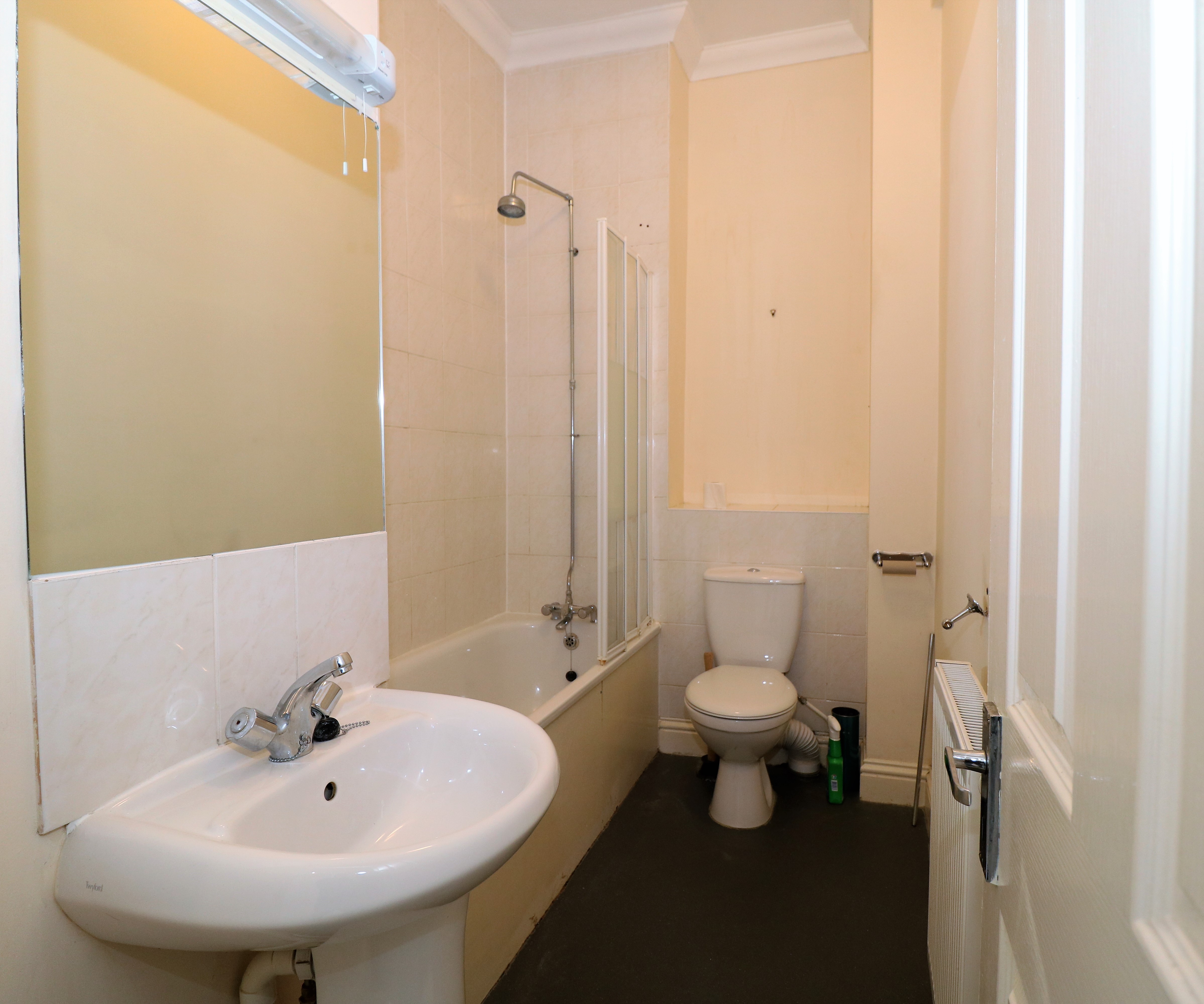 Top floor 3 double bedroom flat with 2 bathrooms in Highbury, Islington, N5