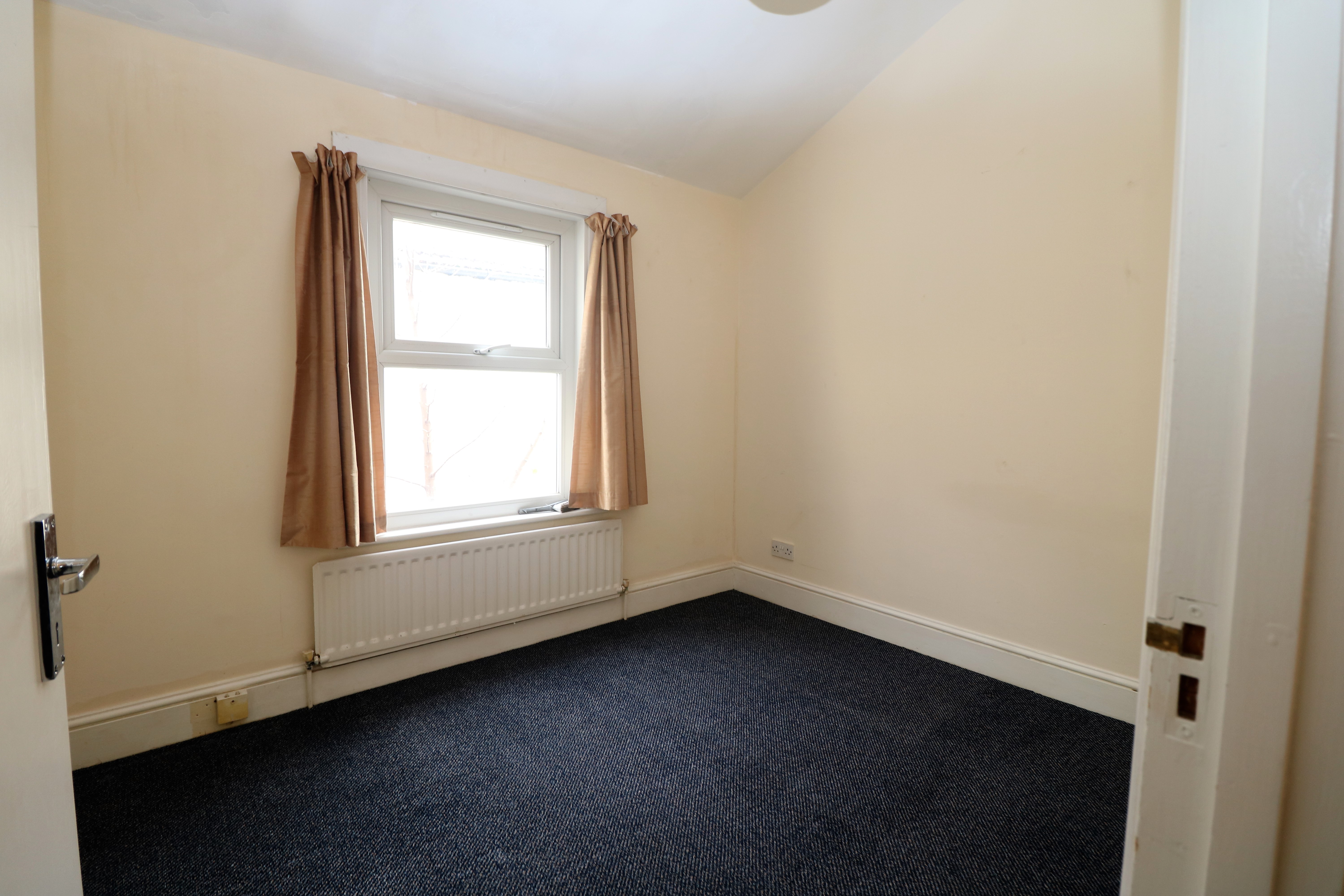 Spacious top floor 2 bed flat in N4. Modern kitchen and separate lounge.