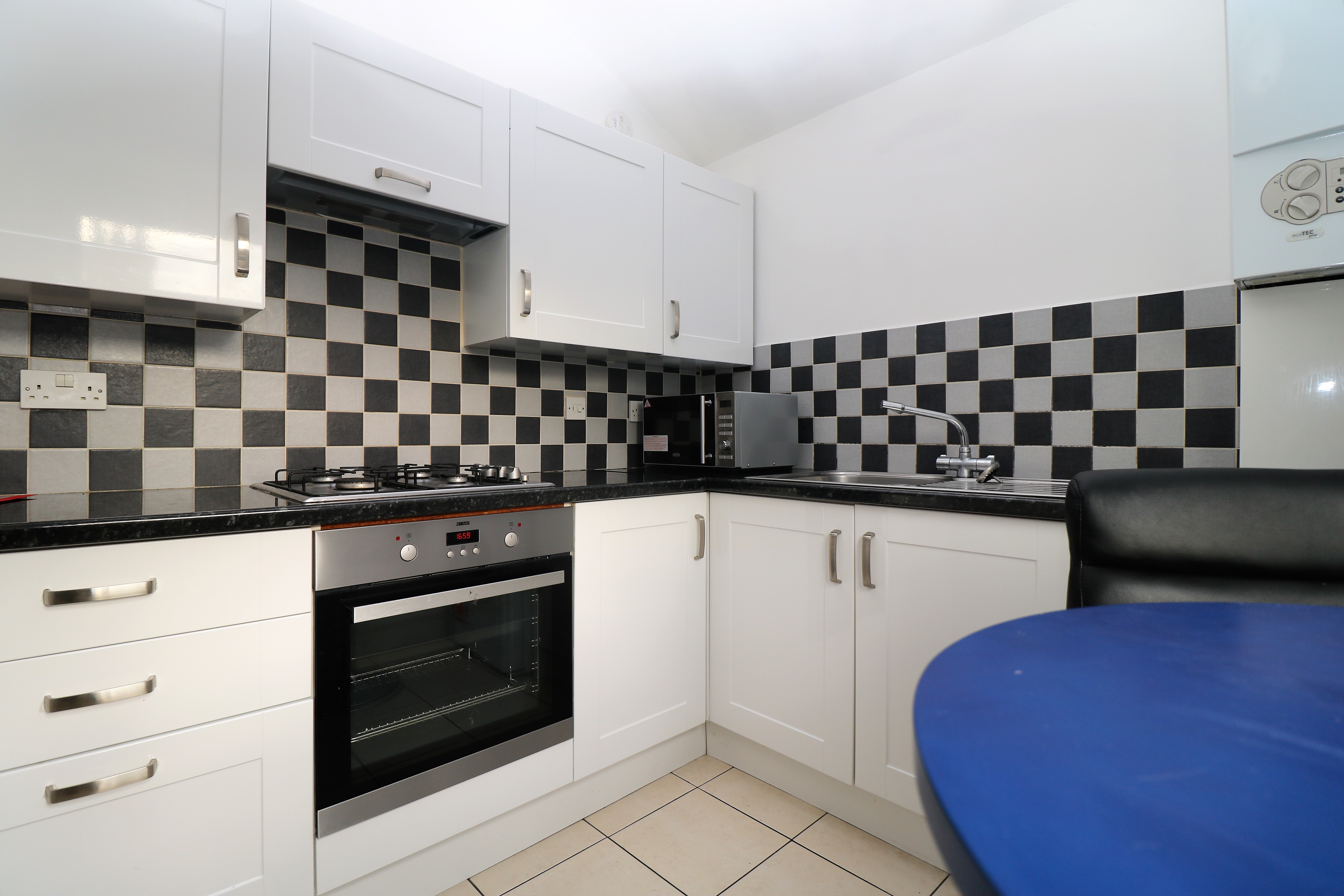 Spacious top floor 2 bed flat in N4. Modern kitchen and separate lounge.