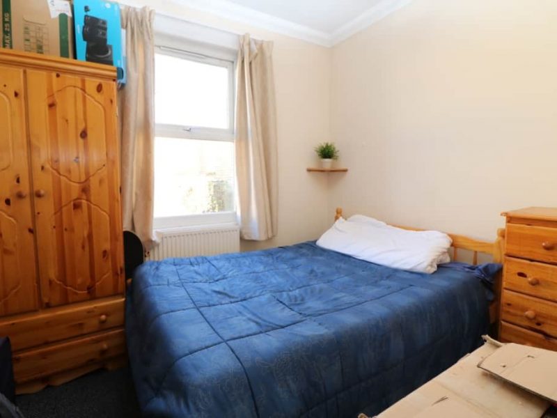 Top floor two double bedroom flat with a spacious lounge and separate kitchen near Turnpike Lane, N8