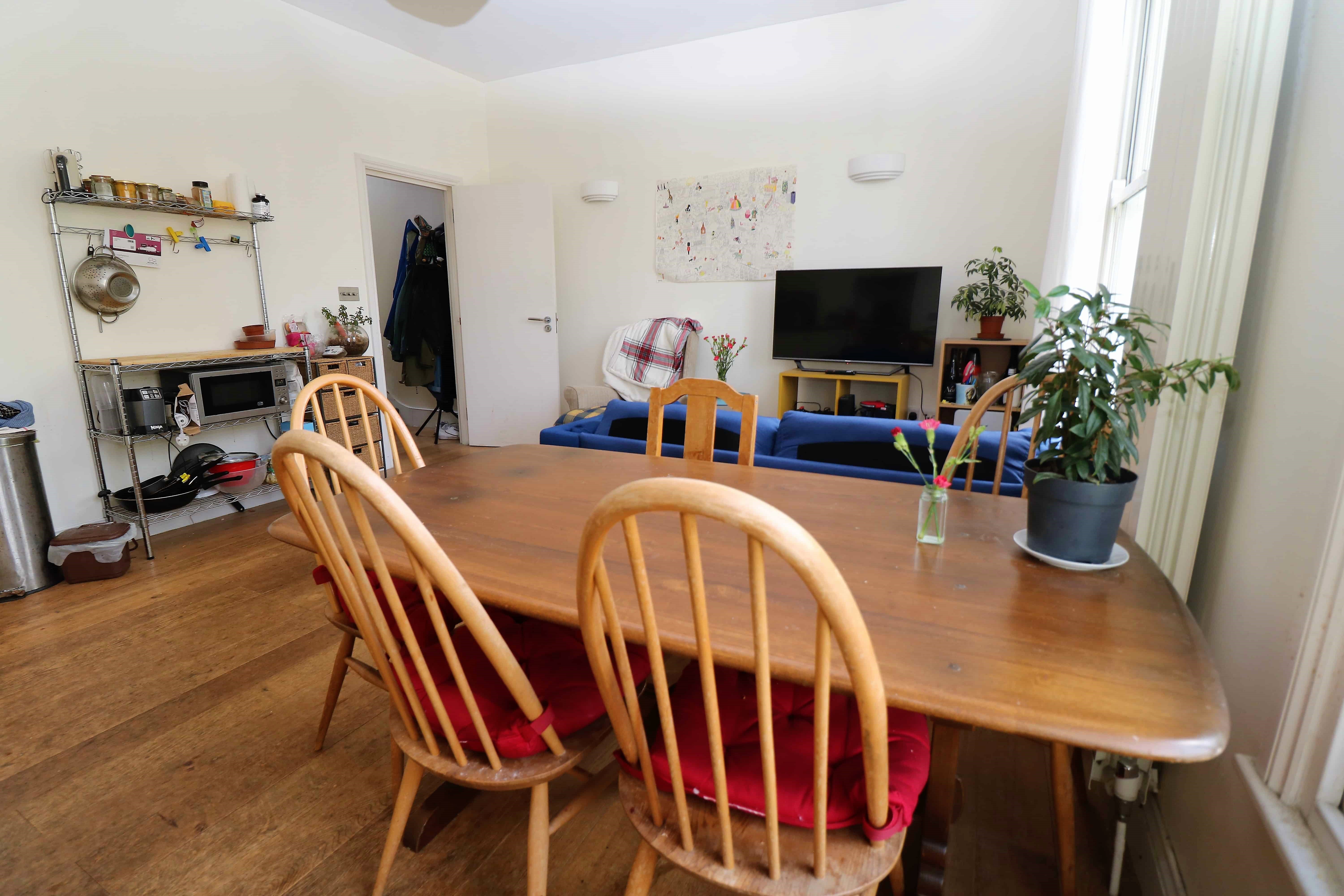 Spacious split level 3 double bedroom flat in N4 Islington with a superb roof terrace