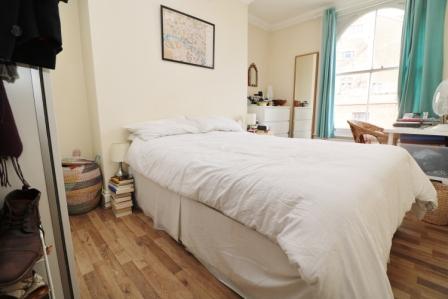 Second floor one double bedroom conversion with a roof terrace in Islington, N4