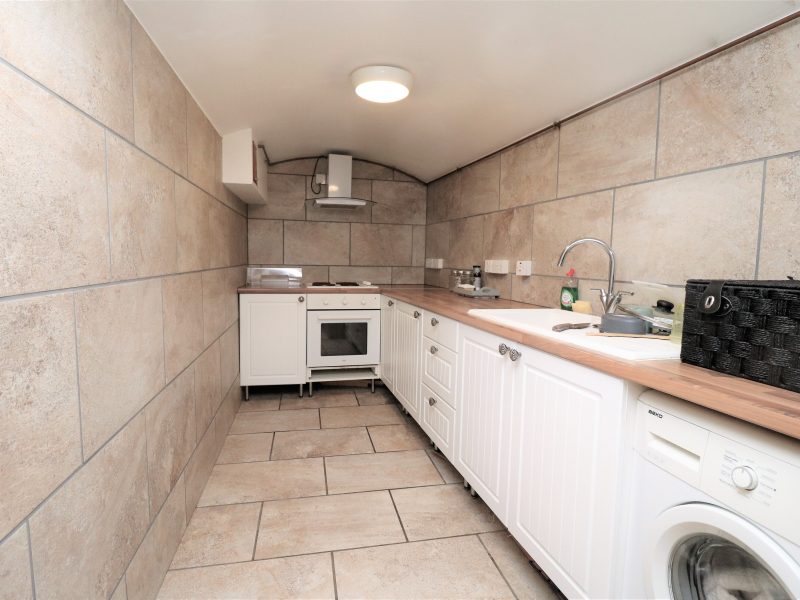 Self contained studio flat with separate kitchen/unique shower room, patio and underfloor heating in Islington.