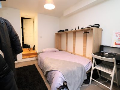 Self contained studio flat with separate kitchen/unique shower room, patio and underfloor heating in Islington.