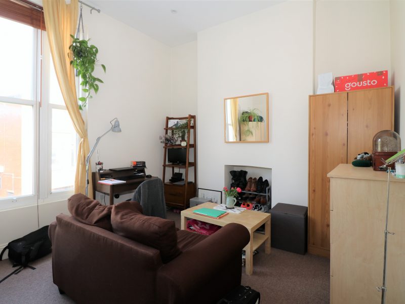 Self contained studio in N7 bordering Islington, N1. Needs to be seen, great space and high ceilings. Furnished