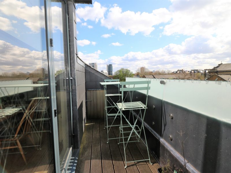 Stunning 3 Double bedroom duplex conversion with 2 baths and balcony in N4 - Chain free oiro.