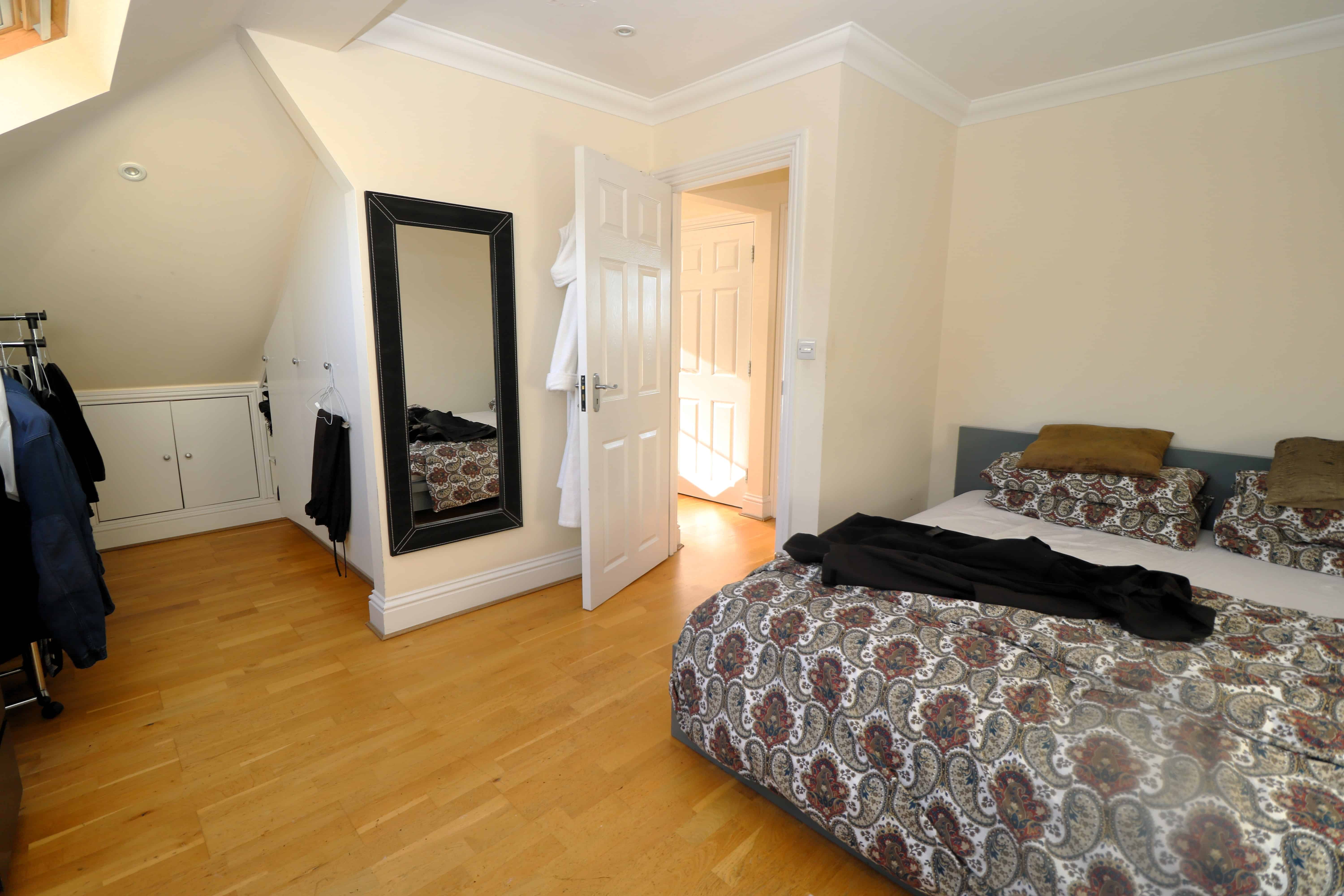 Excellent top floor split level two double bedroom flat, bright and spacious in Mill Hill, NW7